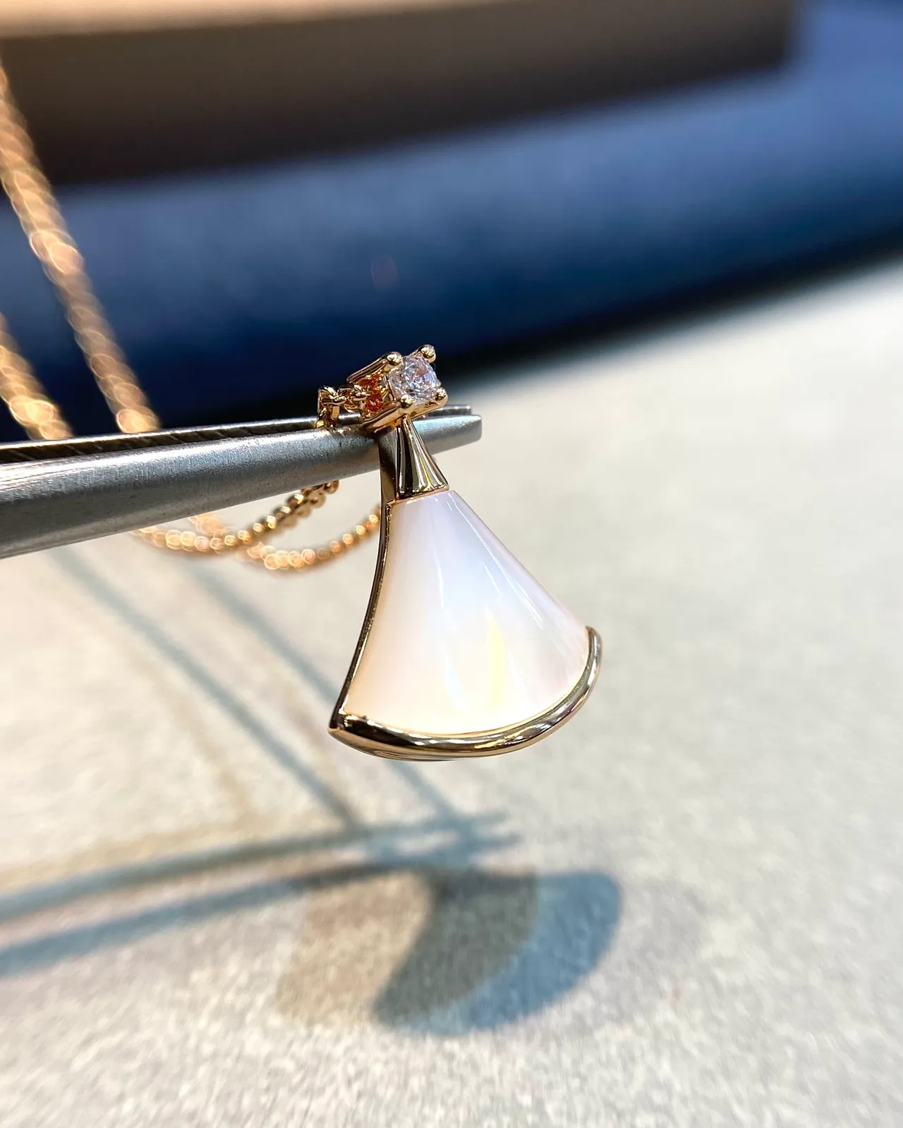 Bvlgari Divas’ Dream قلادة صدف مروي وماس بشكل مروحة 7