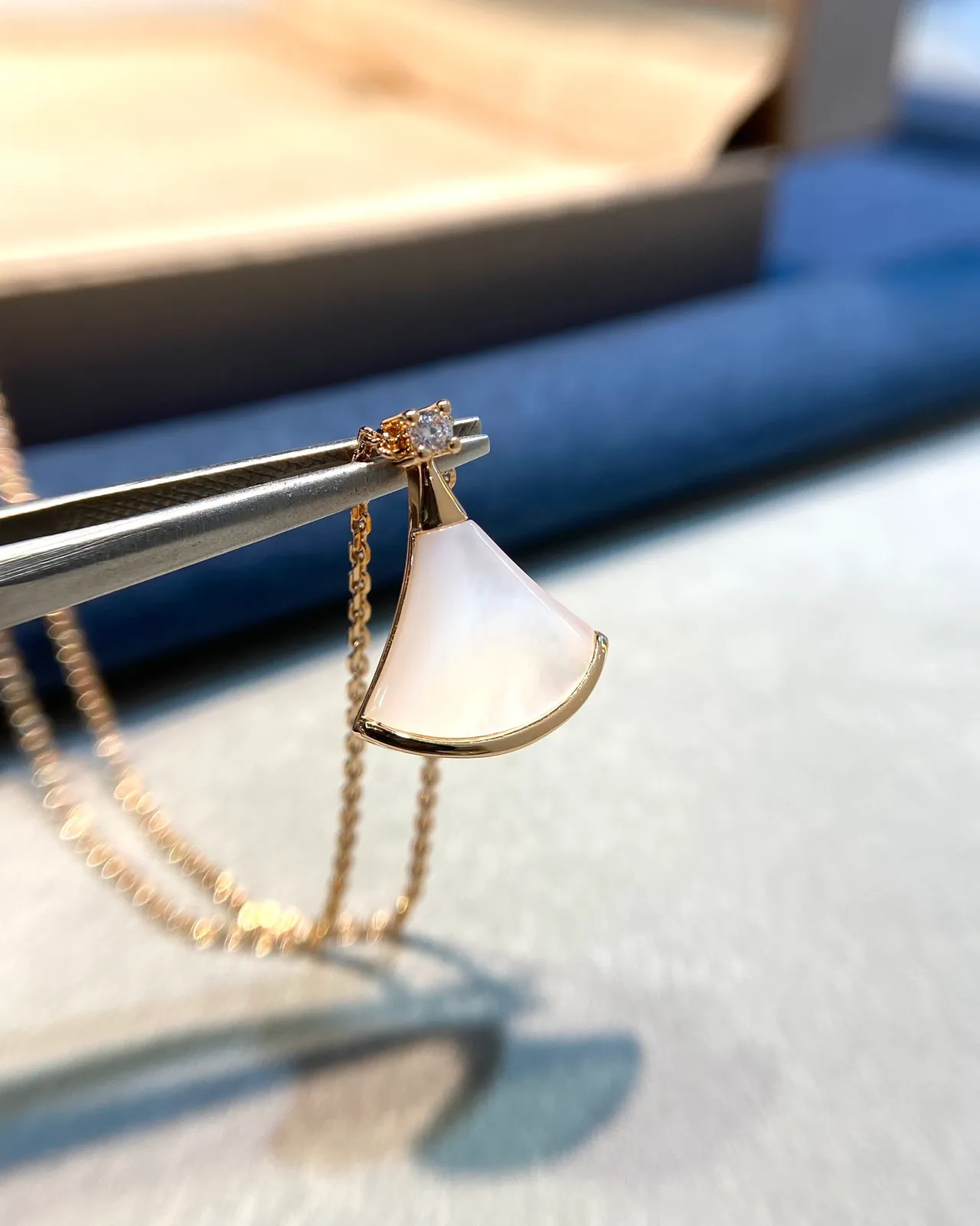 Bvlgari Divas’ Dream قلادة صدف مروي وماس بشكل مروحة 8