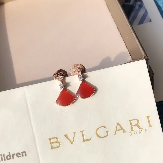 Bvlgari Divas’ Dream लाल एनेमेल और डायमंड पंखा आकृति की ईयररिंग्स 2