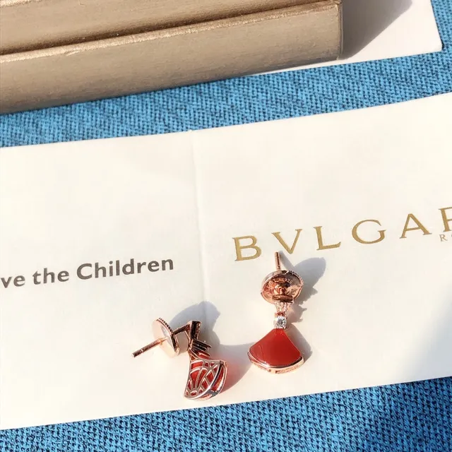 Bvlgari Divas’ Dream लाल एनेमेल और डायमंड पंखा आकृति की ईयररिंग्स 4
