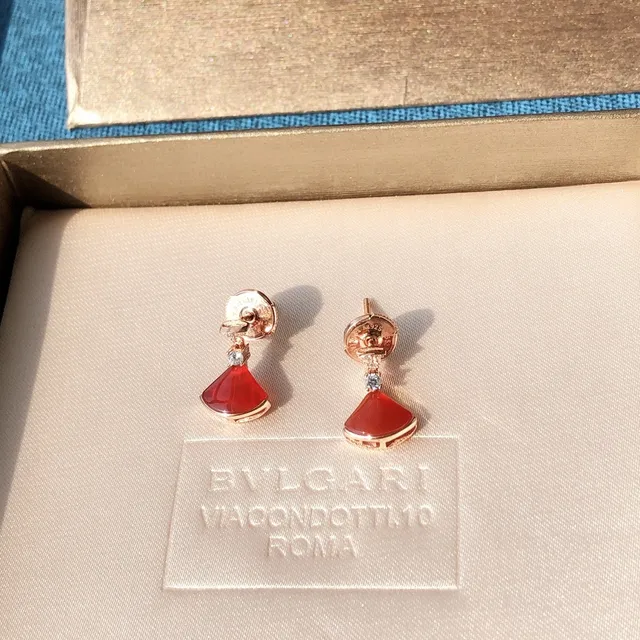 Bvlgari Divas’ Dream लाल एनेमेल और डायमंड पंखा आकृति की ईयररिंग्स 8