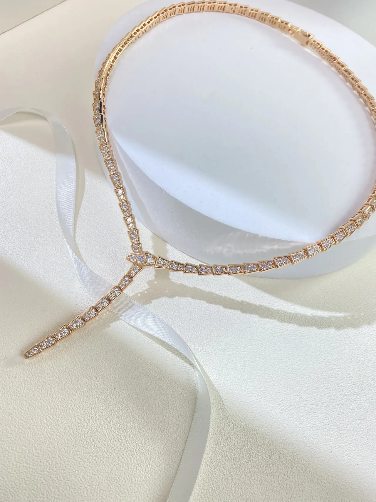 Bvlgari সোনালি সাদা জ্যোমেট্রিক আর্কুলেটেড লিংক পাভে-সেট স্টোন নেকলেস 4