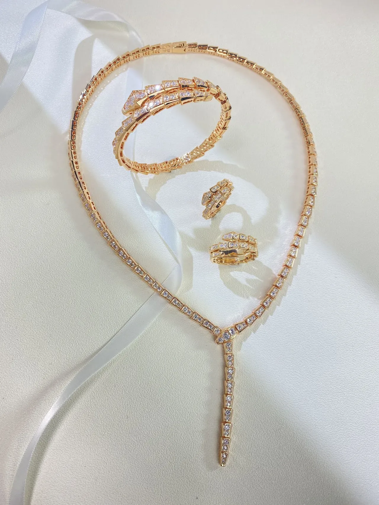 Bvlgari সোনালি সাদা জ্যোমেট্রিক আর্কুলেটেড লিংক পাভে-সেট স্টোন নেকলেস 7