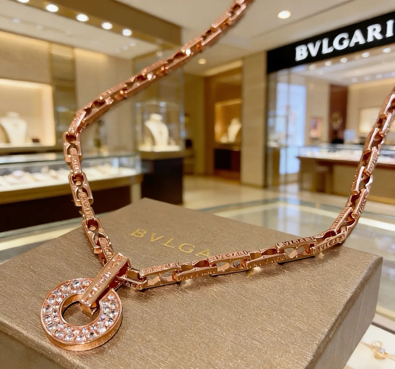Bvlgari 黄金白色几何链条色调项链 5