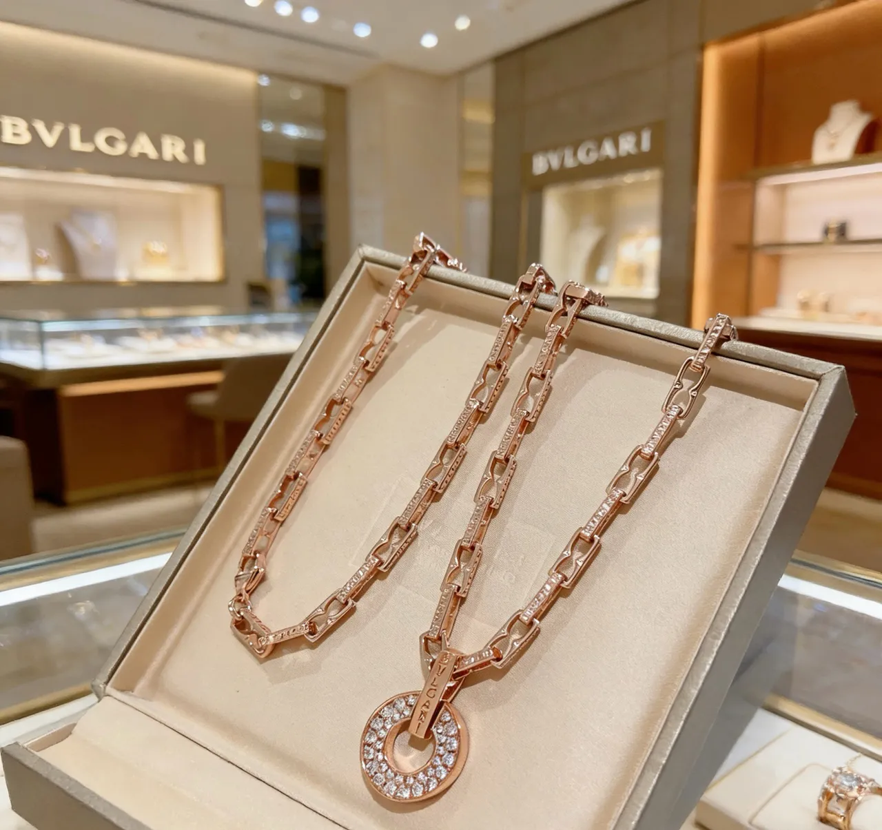 Bvlgari 黄金白色几何链条色调项链 9