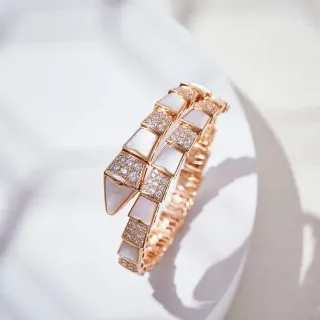 Bvlgari سوار ذهبي أبيض مع نمط حرشفة مقسمة وردي