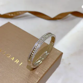 Bvlgari Pavé سوار بلون ذهبي مع نقش هندسي مزدوج الصفوف