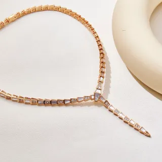 Bvlgari Serpenti जोड़दार माँ-मूसल और हीरे वाला गले का हार
