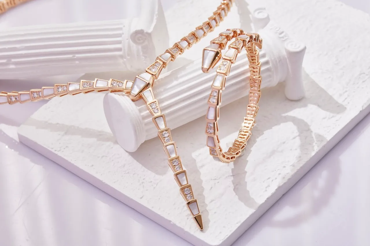 Bvlgari Serpenti Colar Articulado de Madreperla e Diamantes 2