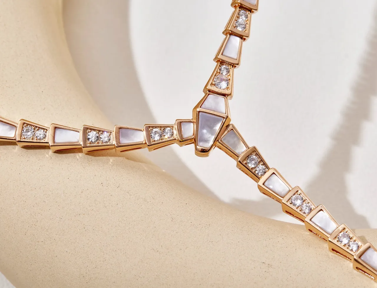 Bvlgari Serpenti Colar Articulado de Madreperla e Diamantes 3