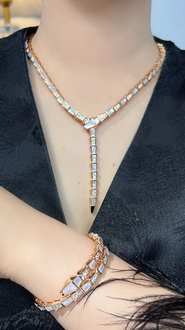 Bvlgari Serpenti Colar Articulado de Madreperla e Diamantes 4