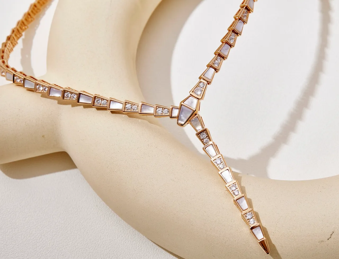 Bvlgari Serpenti Colar Articulado de Madreperla e Diamantes 5