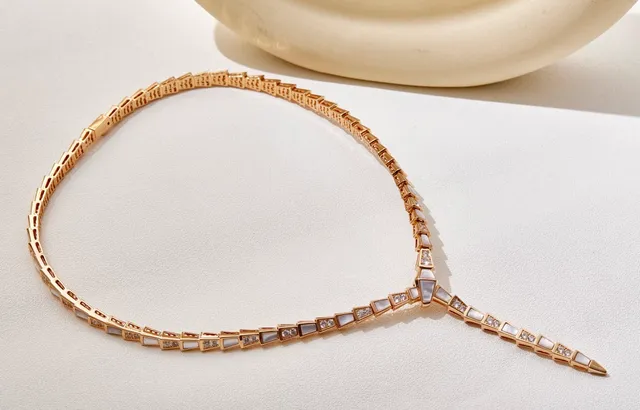 Bvlgari Serpenti Colar Articulado de Madreperla e Diamantes 7