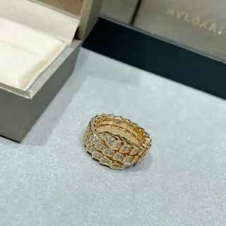 Bvlgari Serpenti सोने की घुंघराली पवे़ डायमंड रिंग