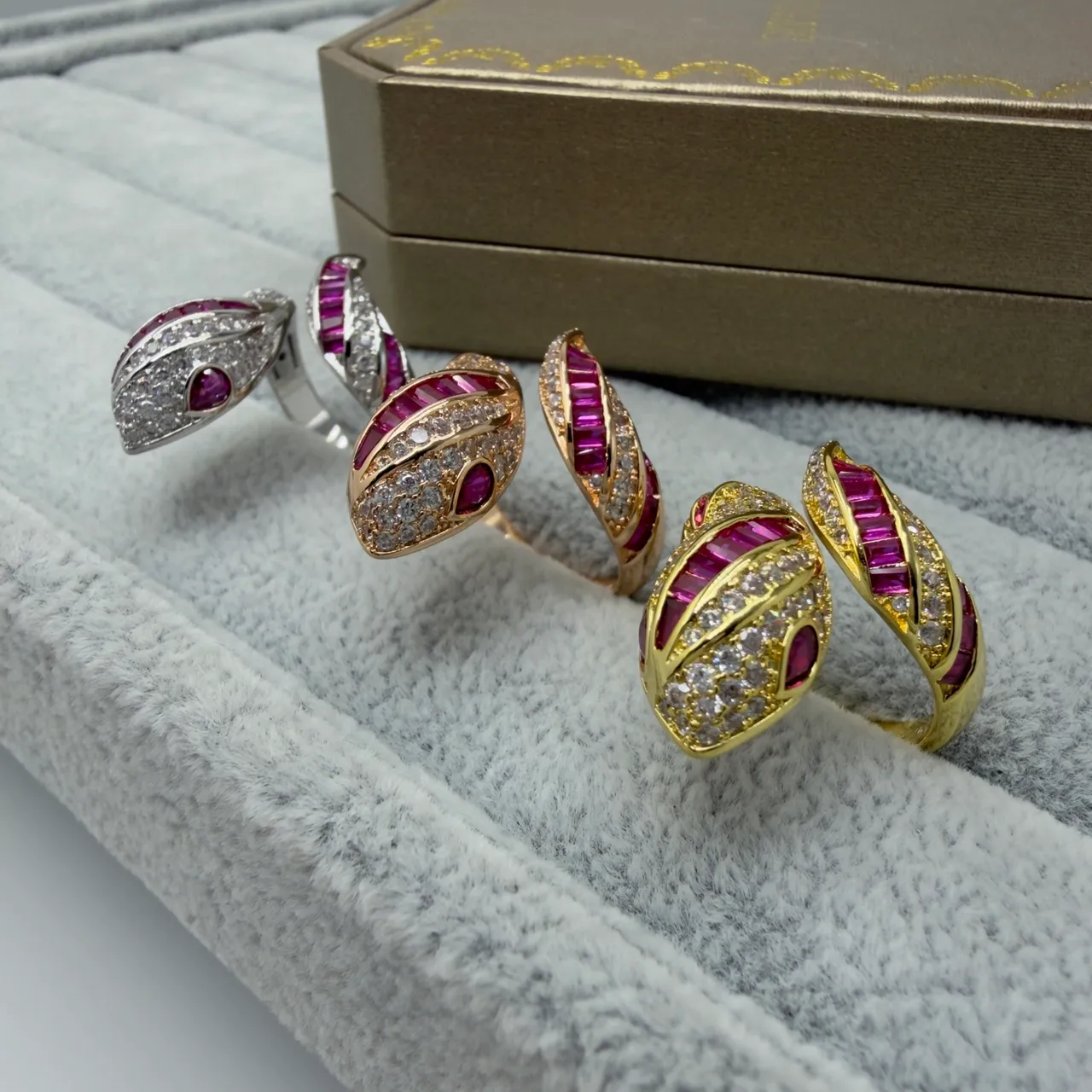 Bvlgari Serpenti सुनहरा गुलाबी सर्पाकार नमूना बैगेट-कट पत्थर अंगूठी 2