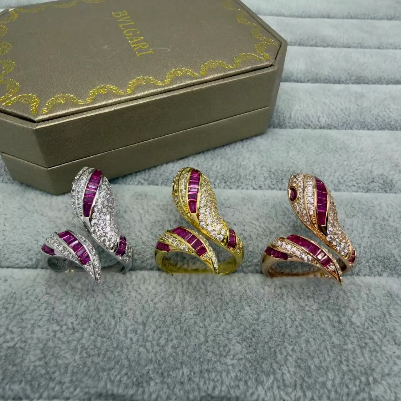Bvlgari Serpenti सुनहरा गुलाबी सर्पाकार नमूना बैगेट-कट पत्थर अंगूठी 3