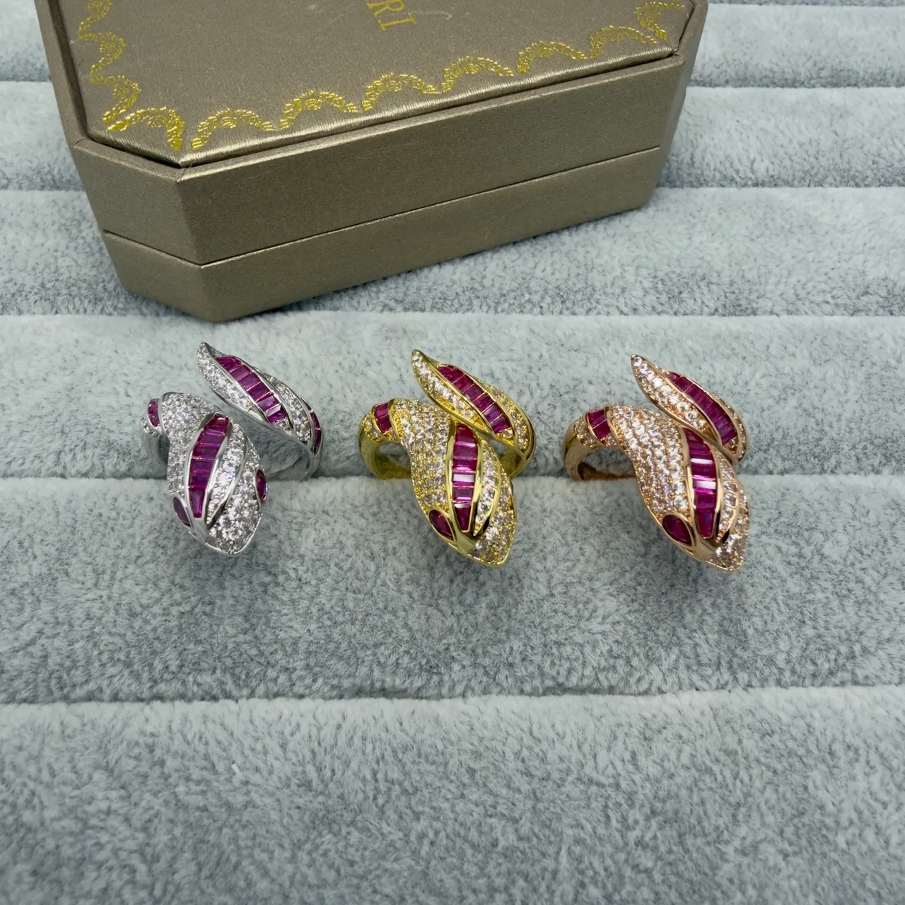 Bvlgari Serpenti सुनहरा गुलाबी सर्पाकार नमूना बैगेट-कट पत्थर अंगूठी 4