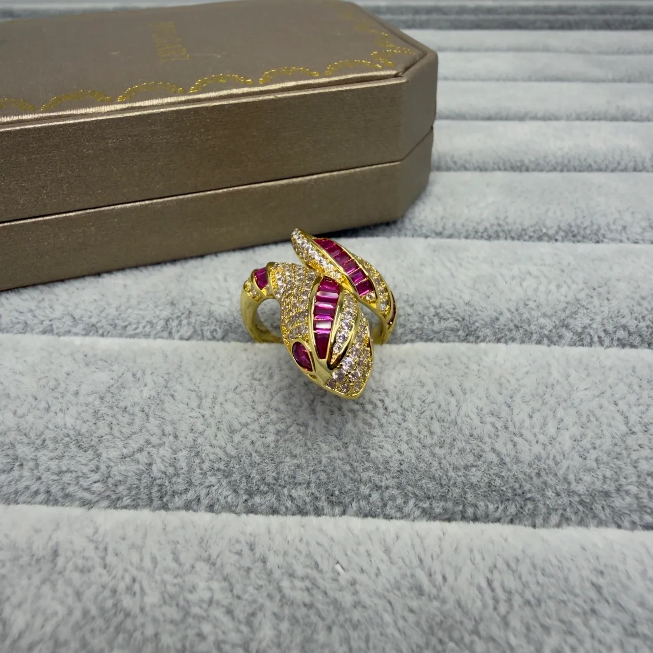 Bvlgari Serpenti सुनहरा गुलाबी सर्पाकार नमूना बैगेट-कट पत्थर अंगूठी 6