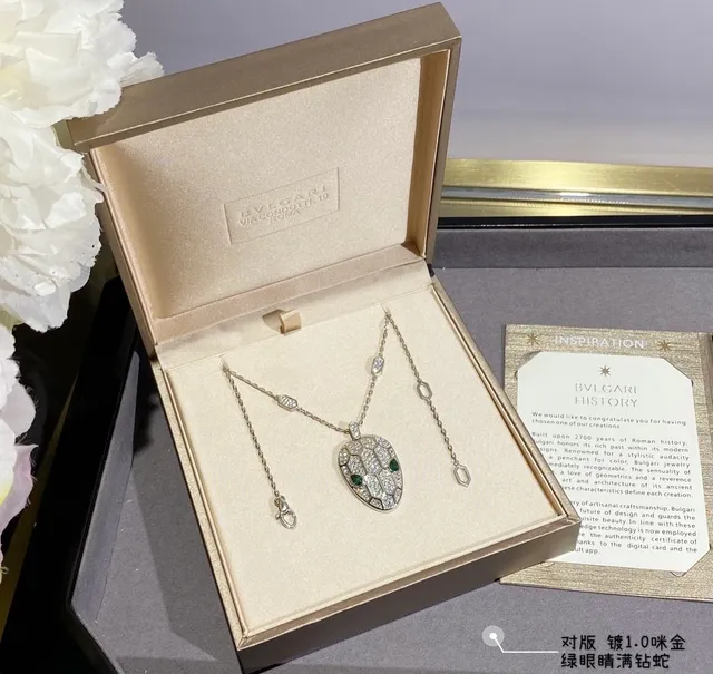 Bvlgari Serpenti Pavé 钻石蛇头项链 3