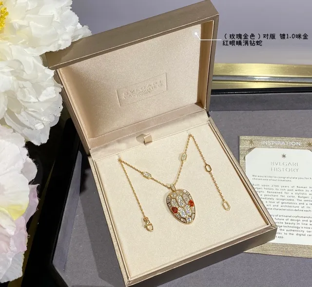 Bvlgari Serpenti Pavé 钻石蛇头项链 4