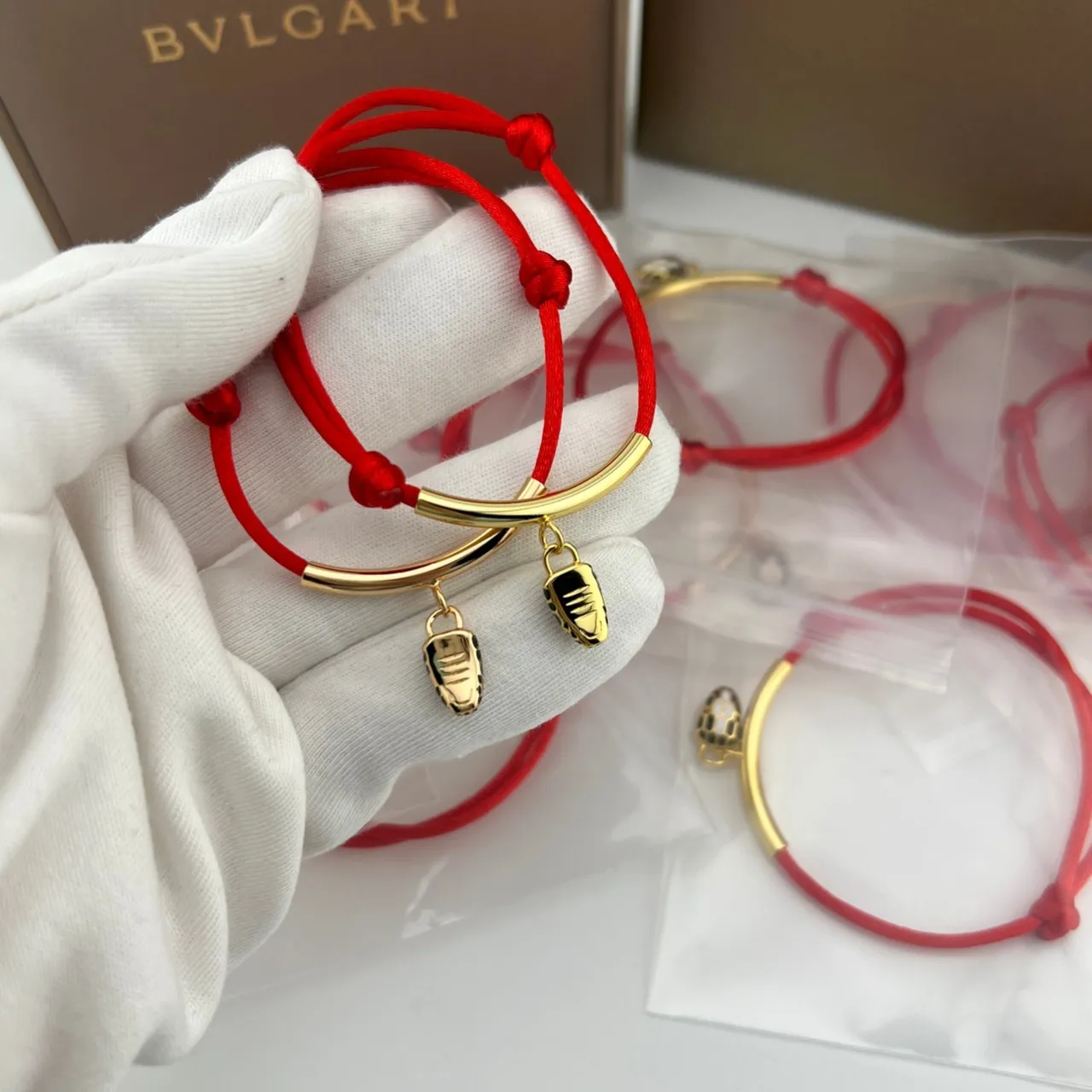 Bvlgari Serpenti حبل أحمر لون ذهبي تعويذات رأس الأفعى أساور 3
