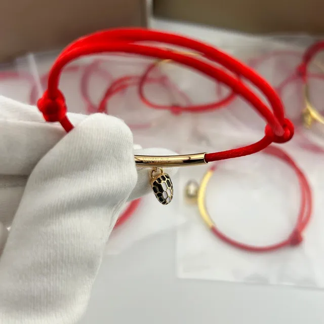Bvlgari Serpenti حبل أحمر لون ذهبي تعويذات رأس الأفعى أساور 6