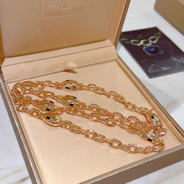 Bvlgari Serpenti Collar con eslabones de cabeza de serpiente en tono dorado rosa 7