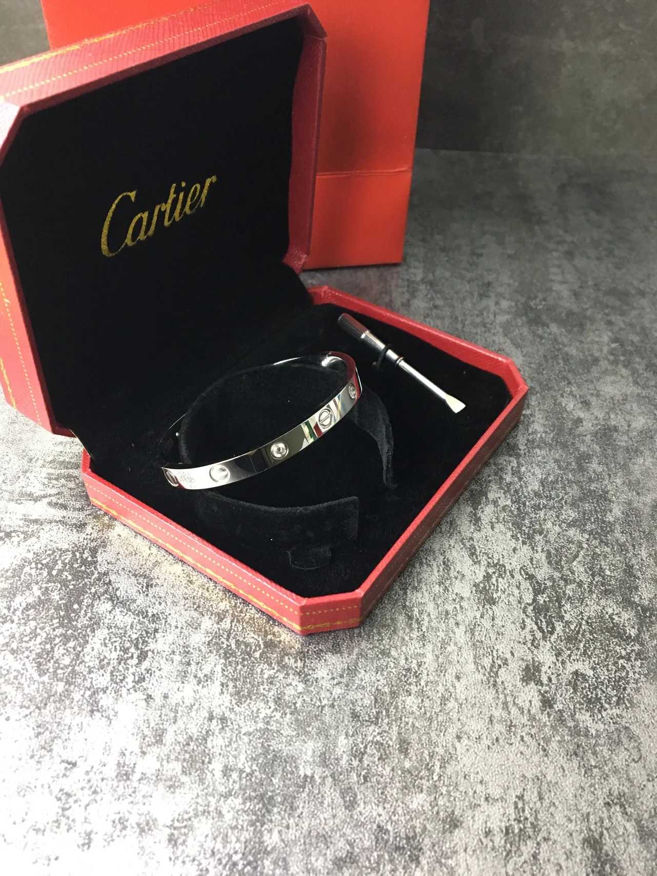 Cartier Love चाँदी लाल स्क्रू-मोटिफ बंदी पॉलिश्ड धातु का कंगन 2