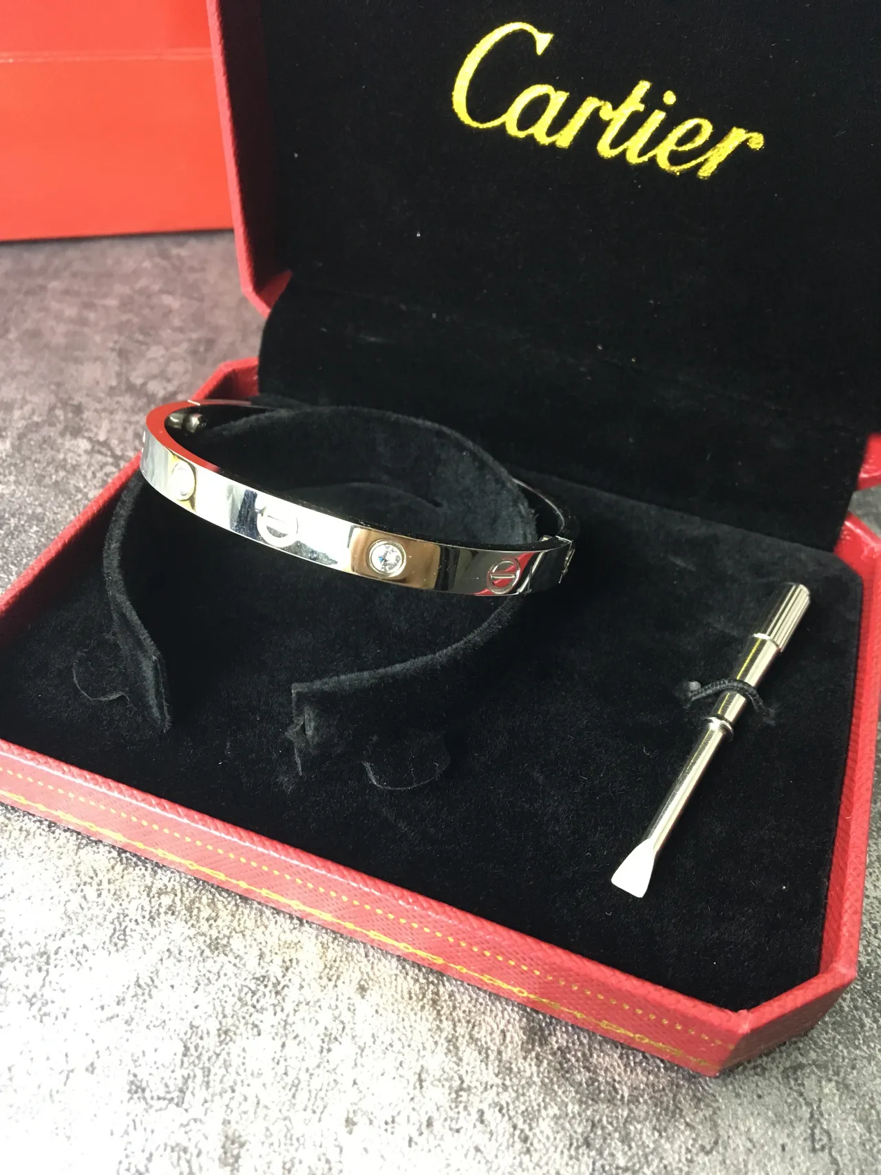 Cartier Love चाँदी लाल स्क्रू-मोटिफ बंदी पॉलिश्ड धातु का कंगन 3