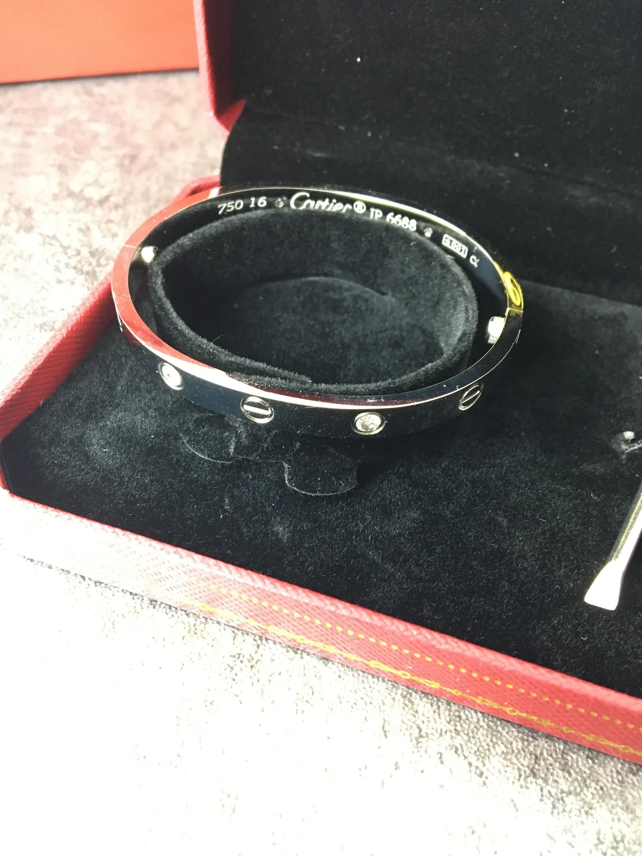 Cartier Love चाँदी लाल स्क्रू-मोटिफ बंदी पॉलिश्ड धातु का कंगन 4