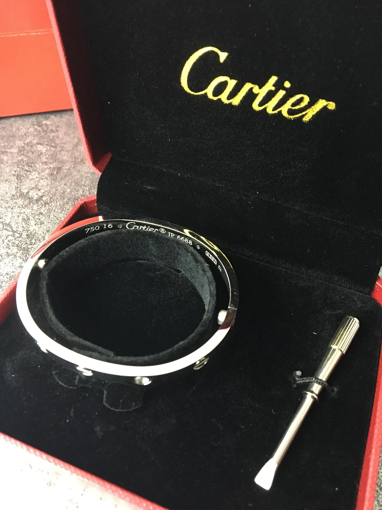Cartier Love चाँदी लाल स्क्रू-मोटिफ बंदी पॉलिश्ड धातु का कंगन 5