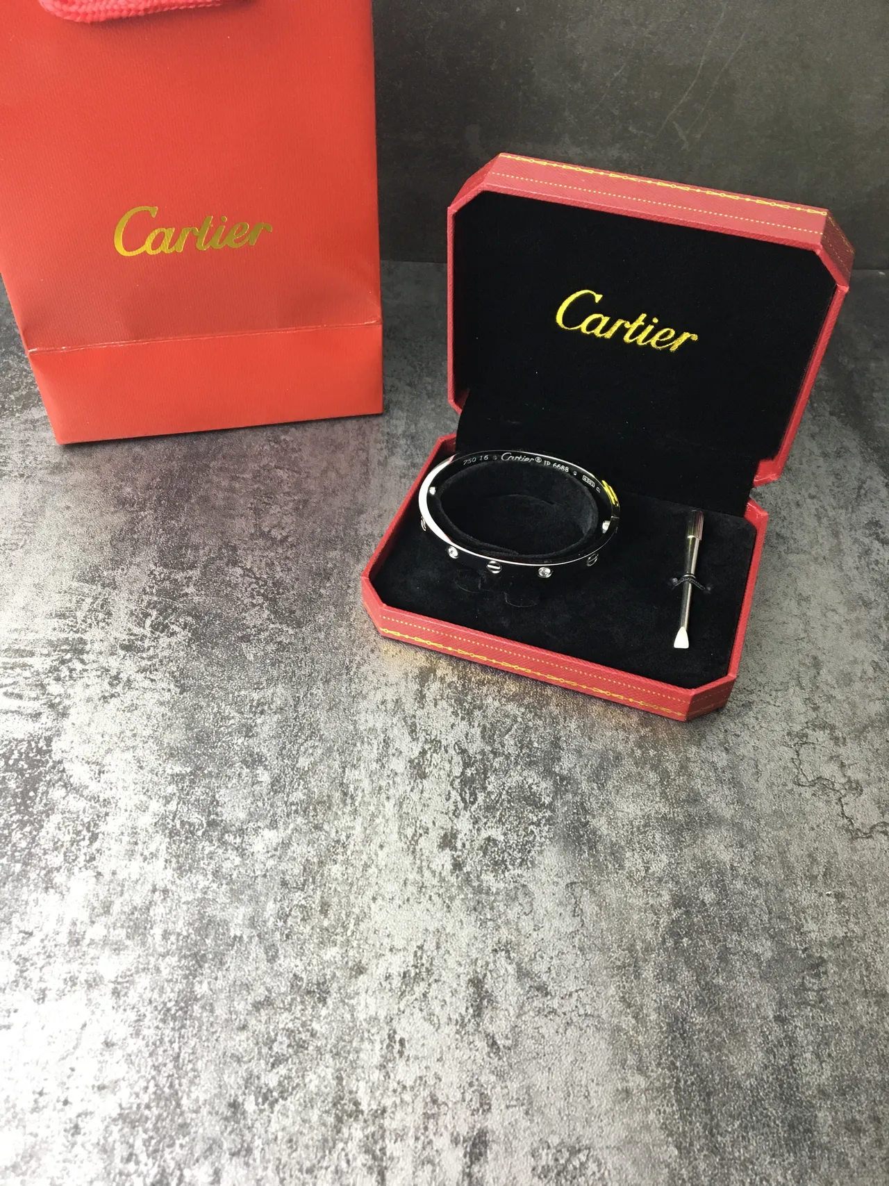 Cartier Love चाँदी लाल स्क्रू-मोटिफ बंदी पॉलिश्ड धातु का कंगन 6