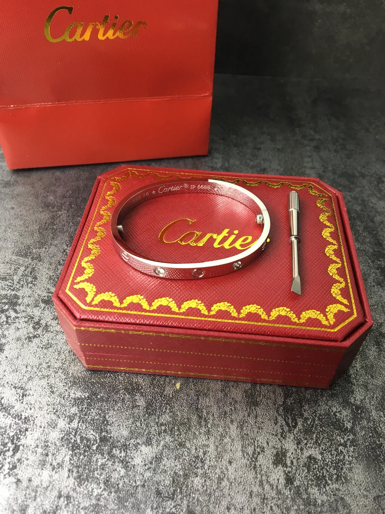 Cartier Love चाँदी लाल स्क्रू-मोटिफ बंदी पॉलिश्ड धातु का कंगन 7