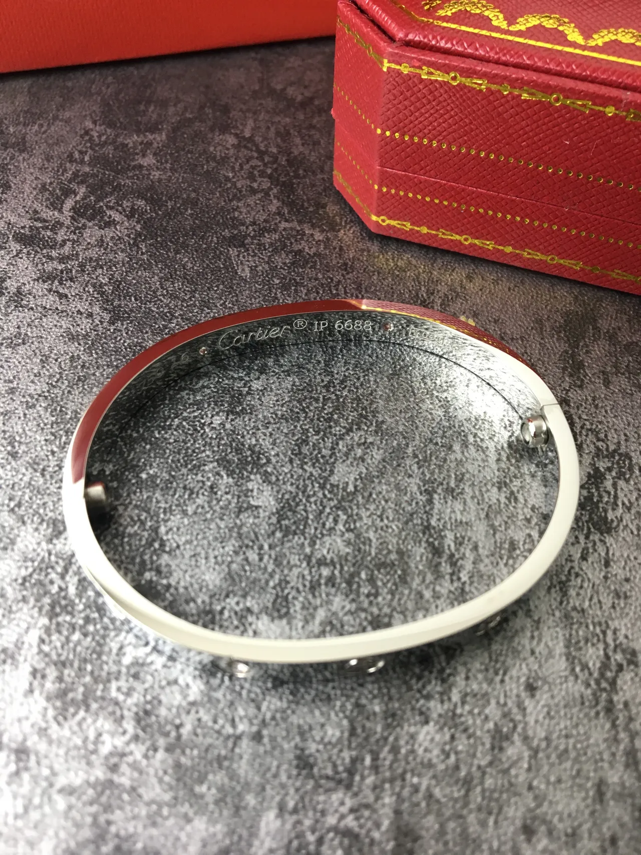 Cartier Love चाँदी लाल स्क्रू-मोटिफ बंदी पॉलिश्ड धातु का कंगन 8