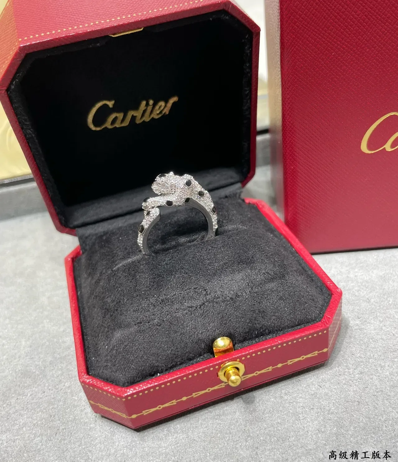Anillo Cartier Panthère Motif Pavé Diamantes y Ónix 4