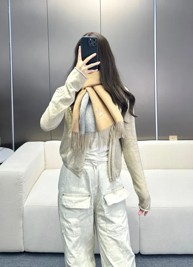 Celine 刺绣 Triomphe Logo 骆驼色和灰色羊绒围巾 3
