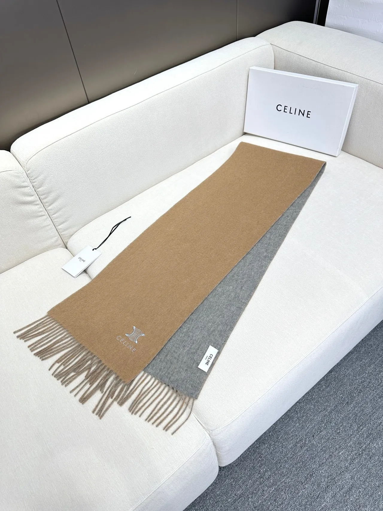Celine 刺绣 Triomphe Logo 骆驼色和灰色羊绒围巾 7