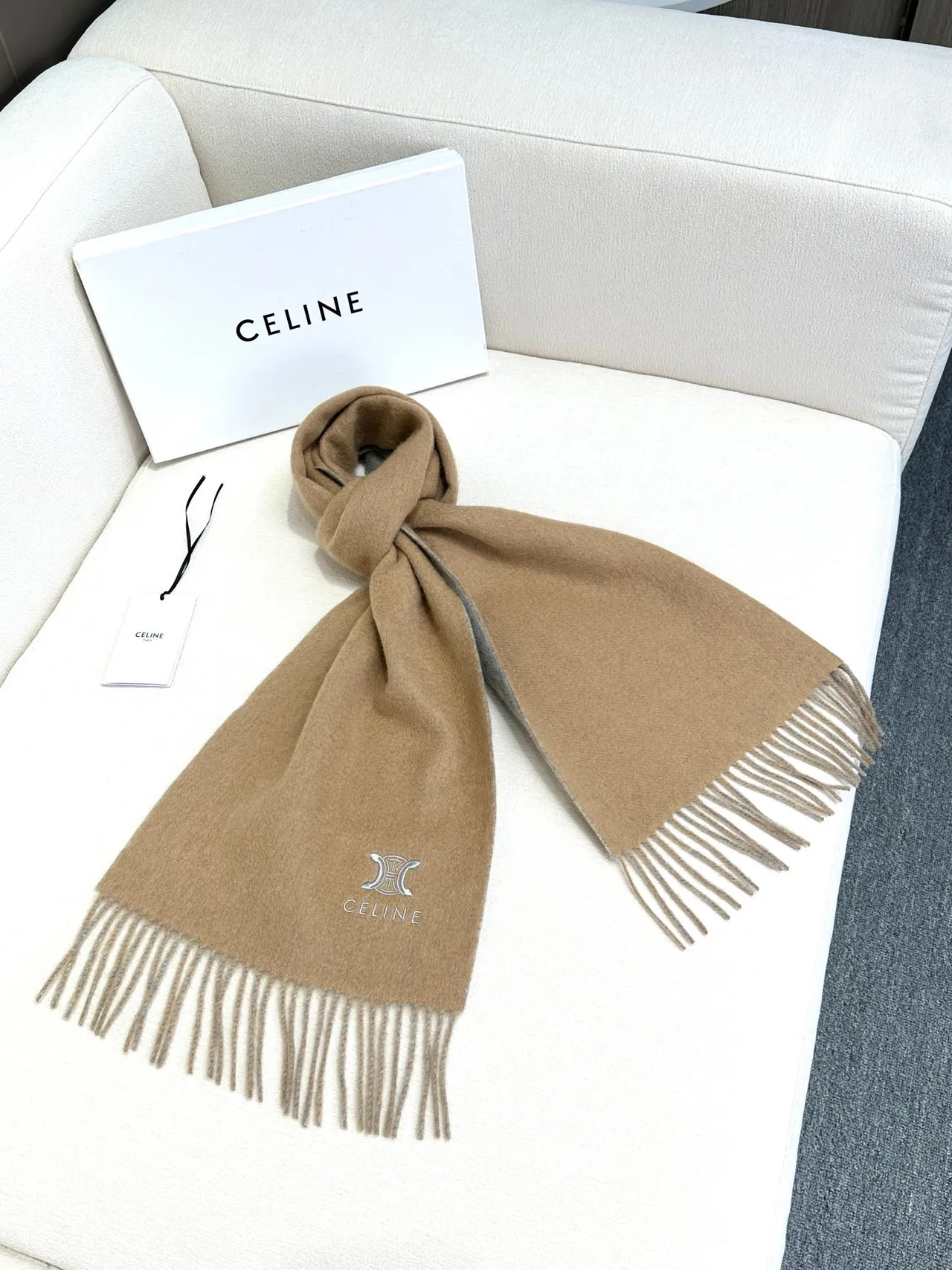 Celine 刺绣 Triomphe Logo 骆驼色和灰色羊绒围巾 8