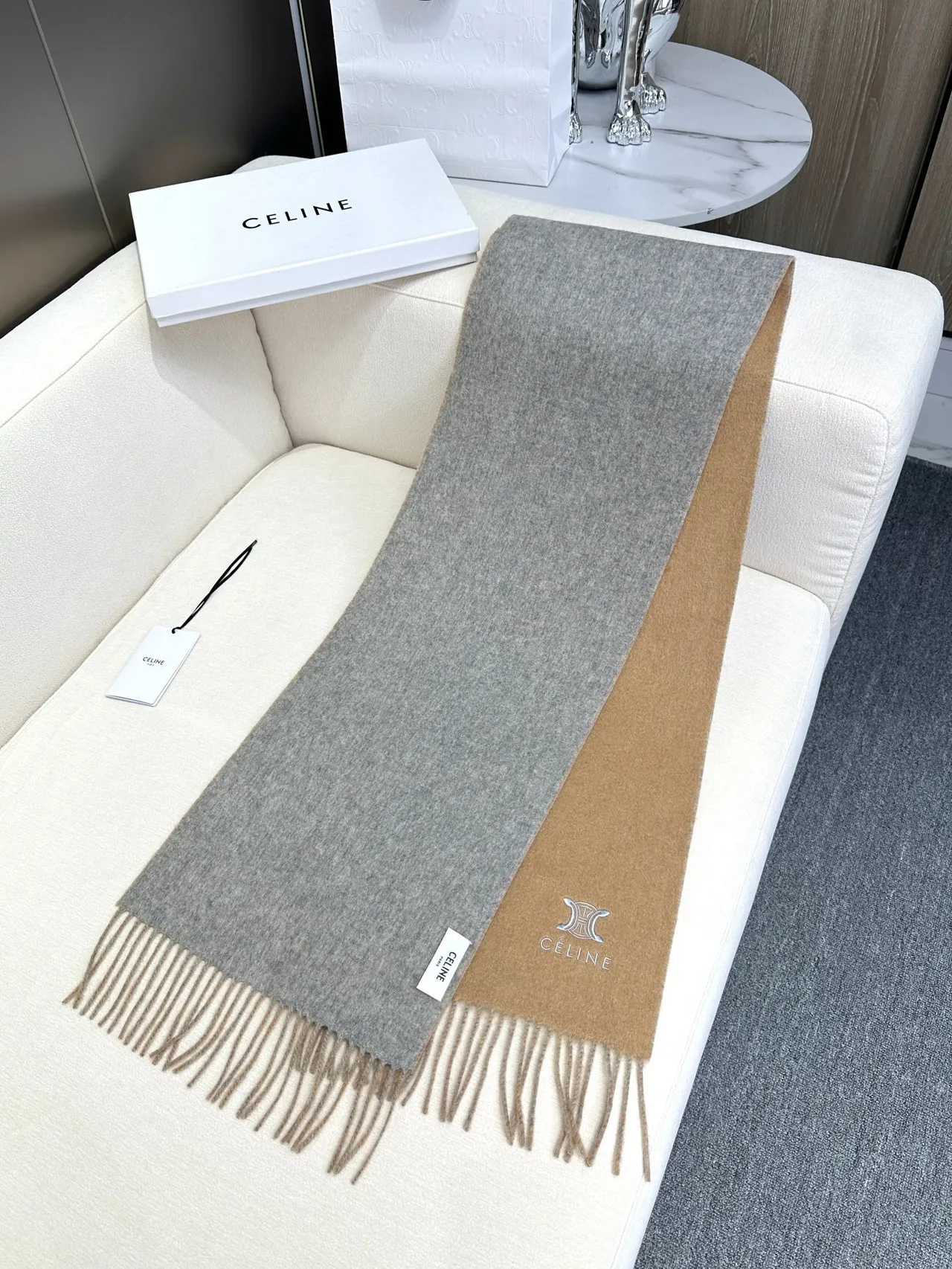 Celine 刺绣 Triomphe Logo 骆驼色和灰色羊绒围巾 9