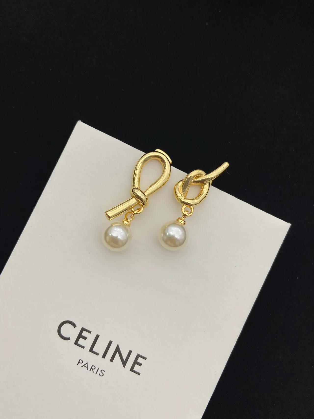 Celine नॉट मोटिफ मोती ड्रॉप कानों की बाली 5