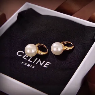 Celine मोती और सोने के रंग के लेवर बैक कर्णफूल