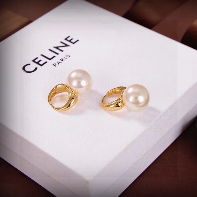 Celine মুক্তা এবং সোনালী রঙের লেভার-ব্যাক ইয়ারিংস 2