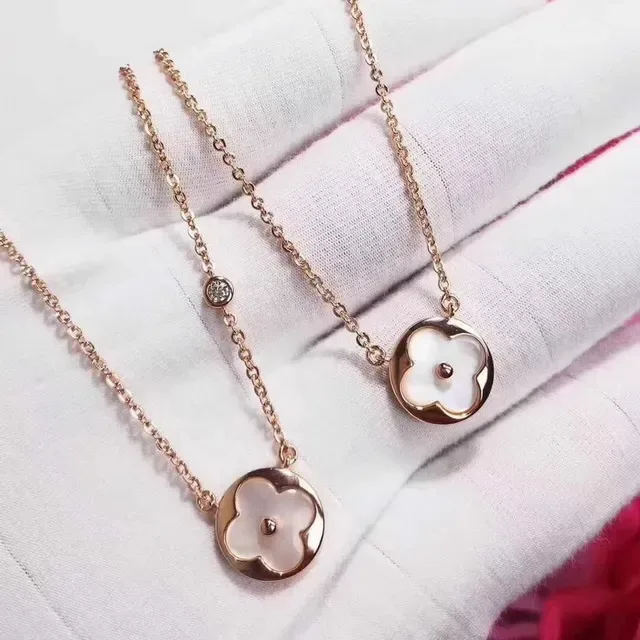 Céline Triomphe 花卉珍珠母吊坠项链 7