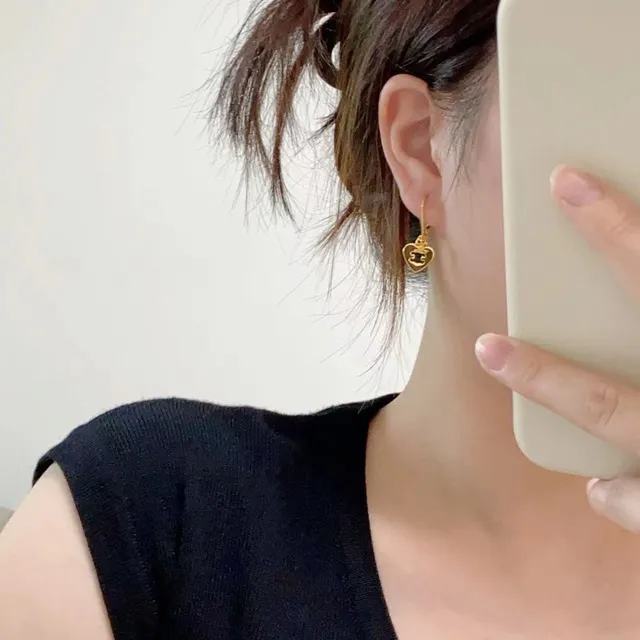 Celine Triomphe أقراط ذهبية سوداء بتصميم قلب 8