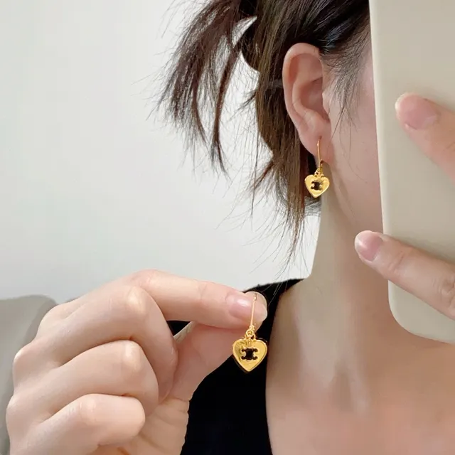 Celine Triomphe أقراط ذهبية سوداء بتصميم قلب 9