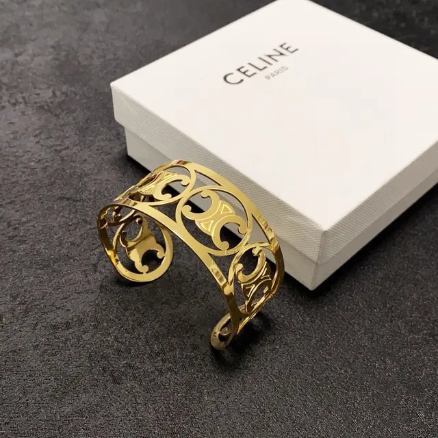 Celine Triomphe Pulsera de puño de tono dorado con trabajo abierto 7