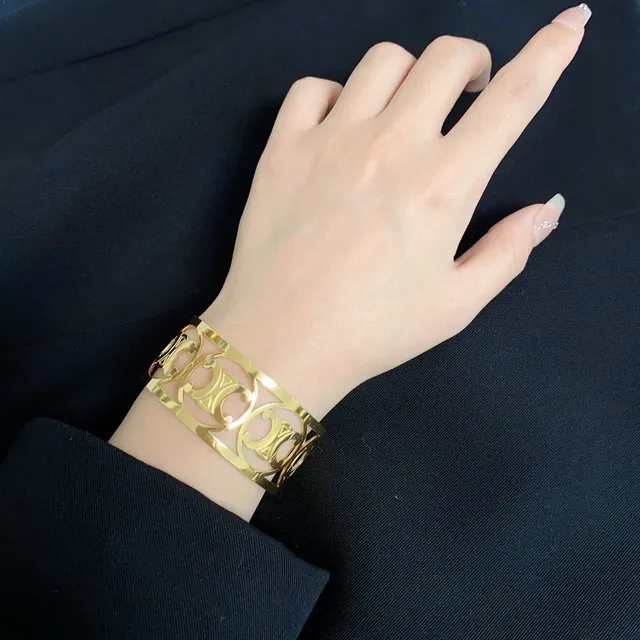 Celine Triomphe Pulsera de puño de tono dorado con trabajo abierto 8