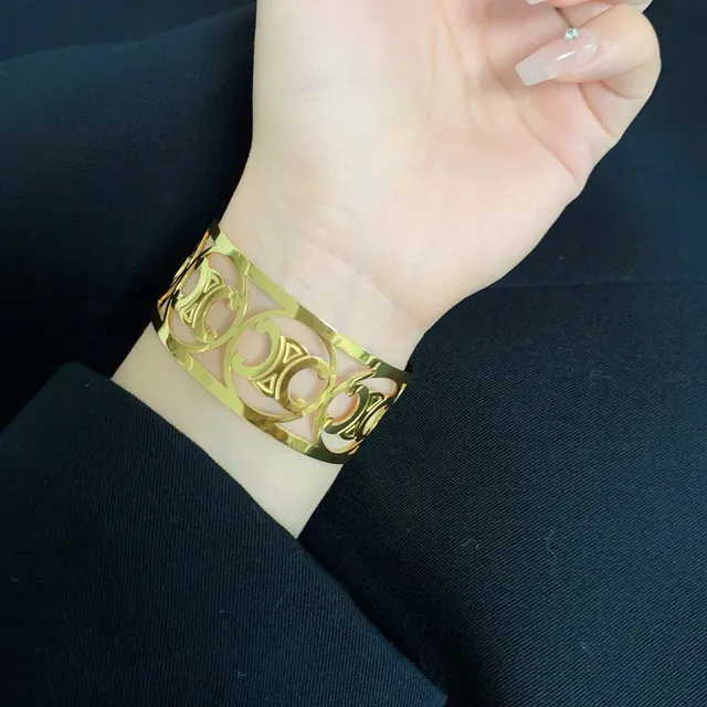 Celine Triomphe Pulsera de puño de tono dorado con trabajo abierto 9