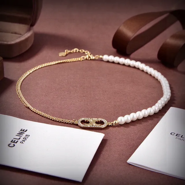 Celine Triomphe Collier perle et logo doré 2