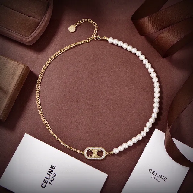 Celine Triomphe Collier perle et logo doré 3